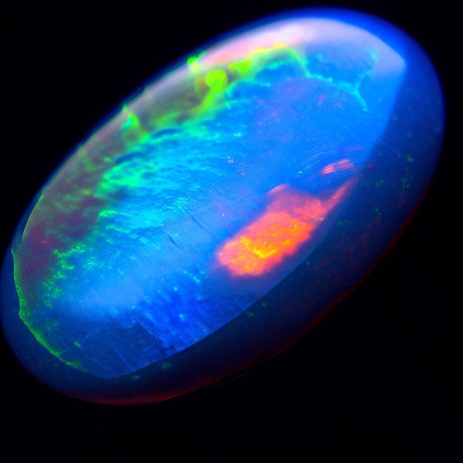 Opal Negru: O Bijuterie Mistică și Fascinantă